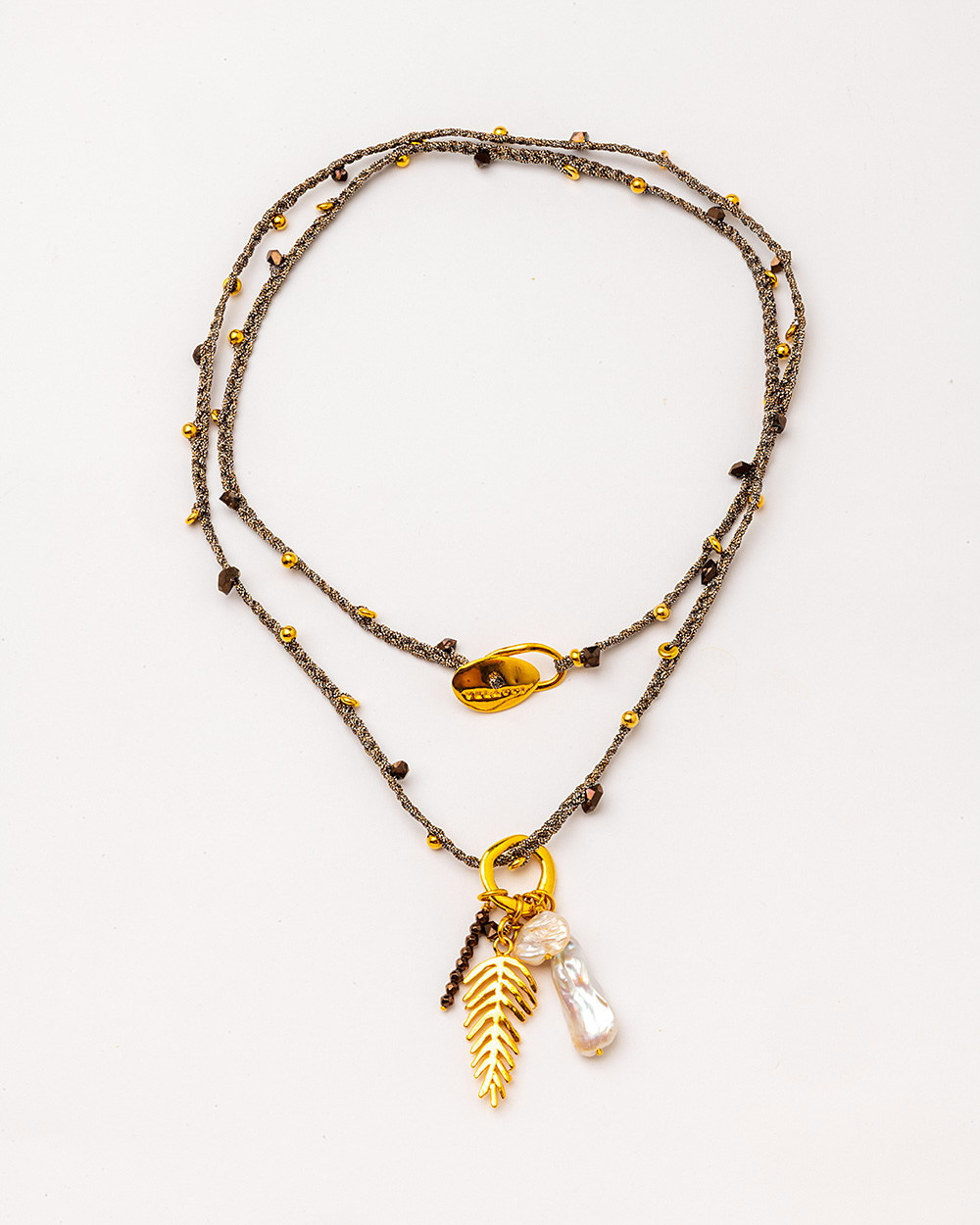 Collar largo con hematite marrón y perla barroca