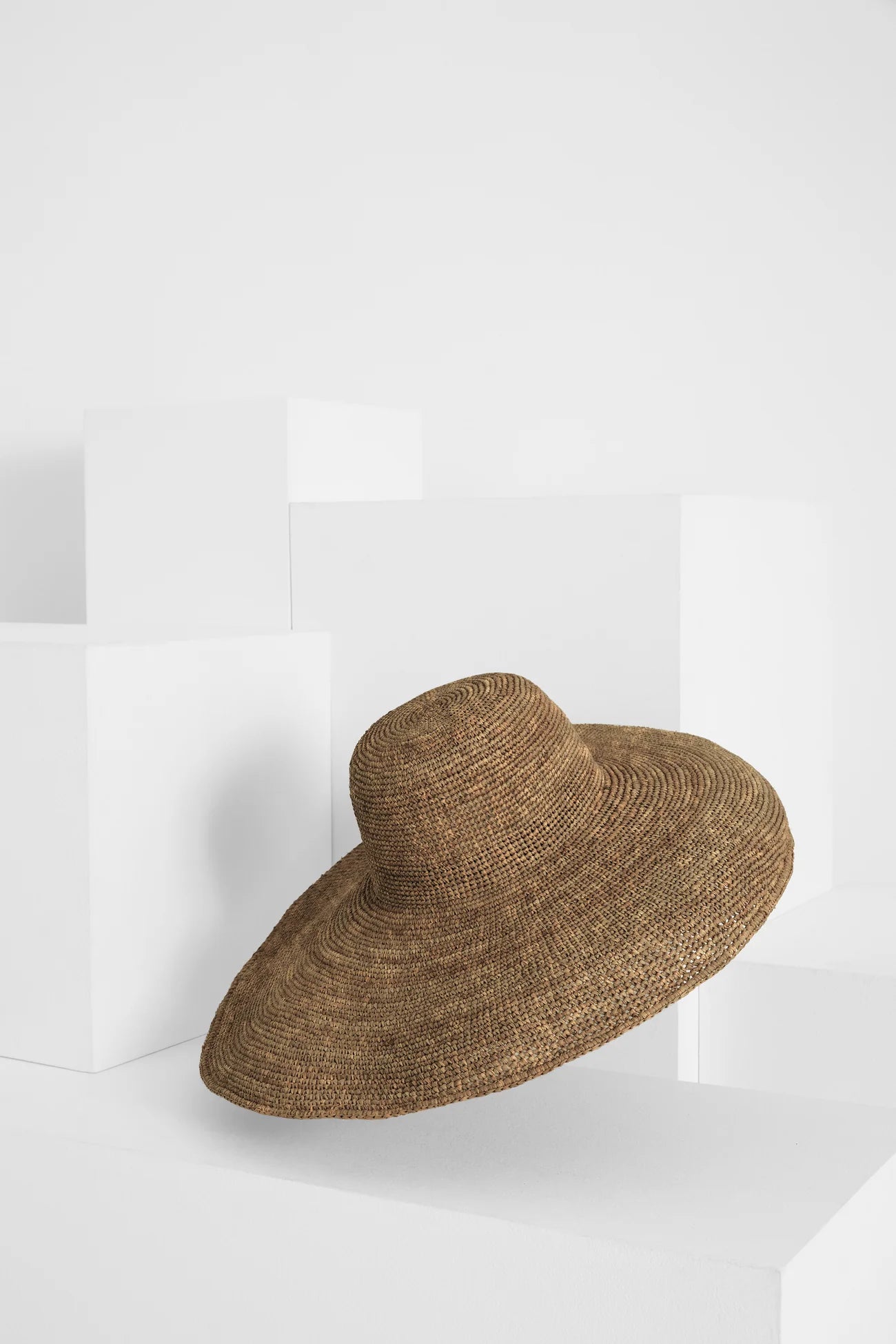Sombrero de rafia de ala ancha Izzy dark tea