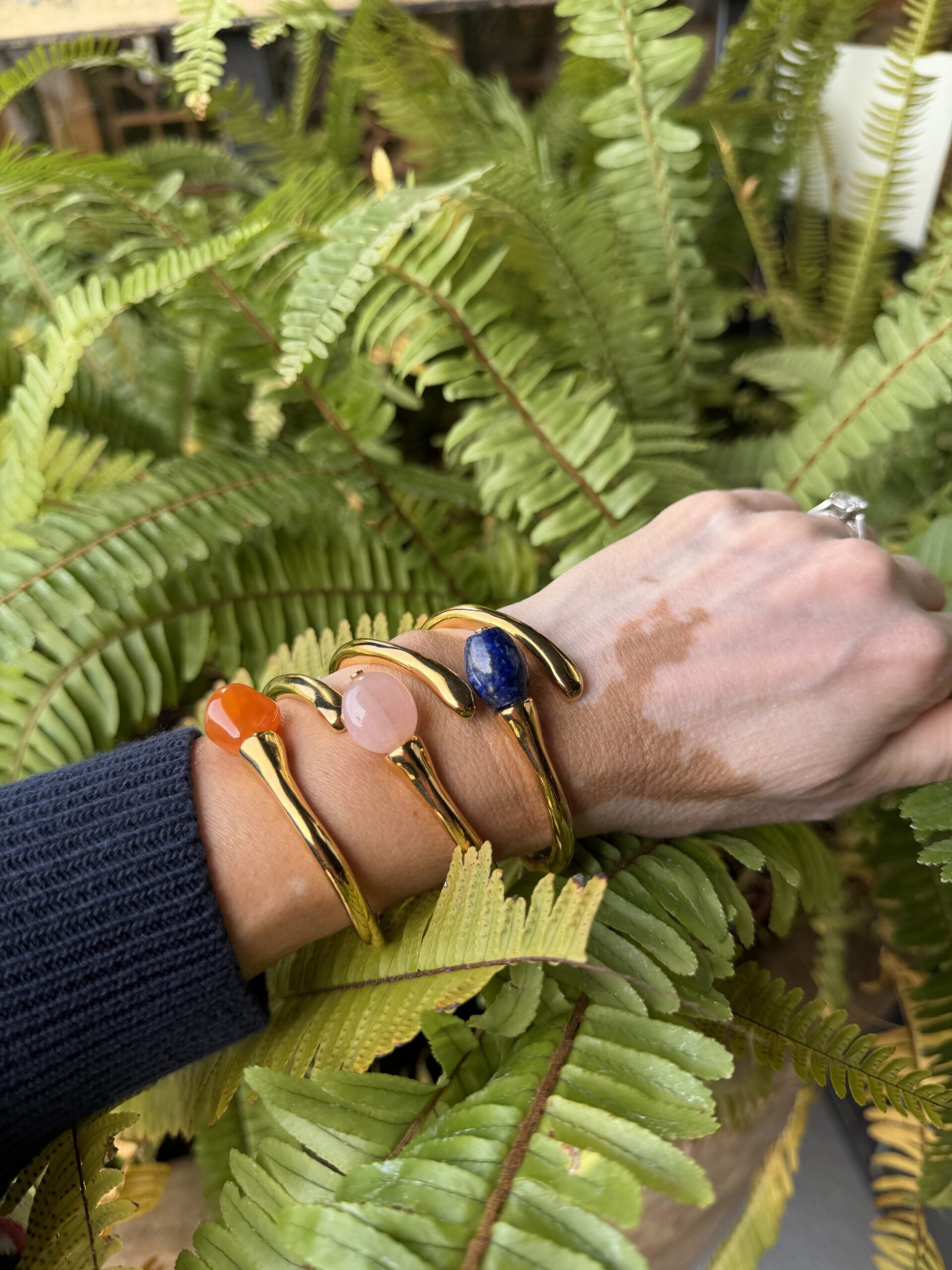 Pulsera muelle con piedras naturales