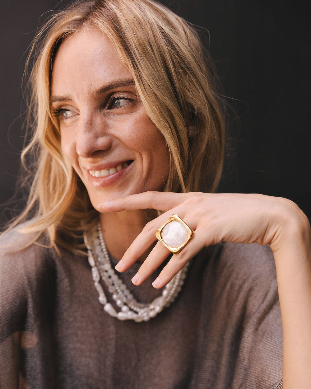 Anillo Zora con madreperla