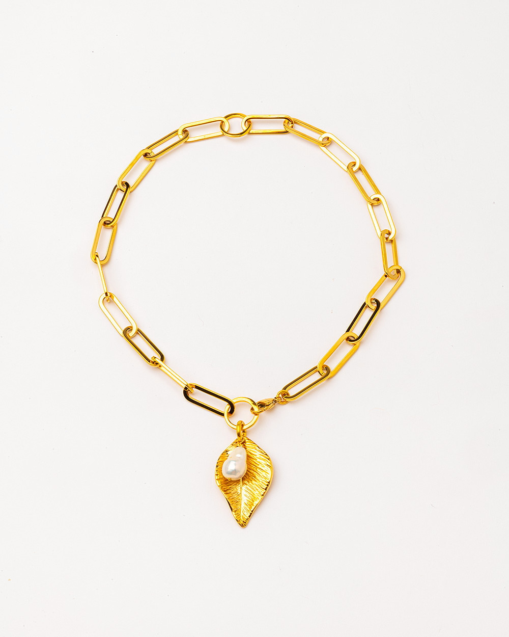 Collar corto con perla barroca