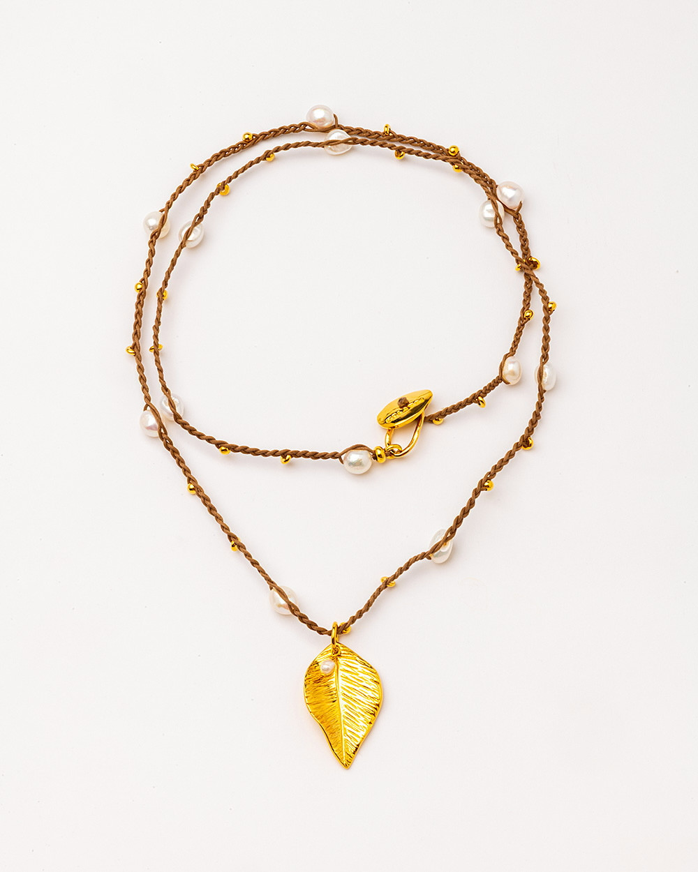 Collar largo trenzado con perlas y hoja
