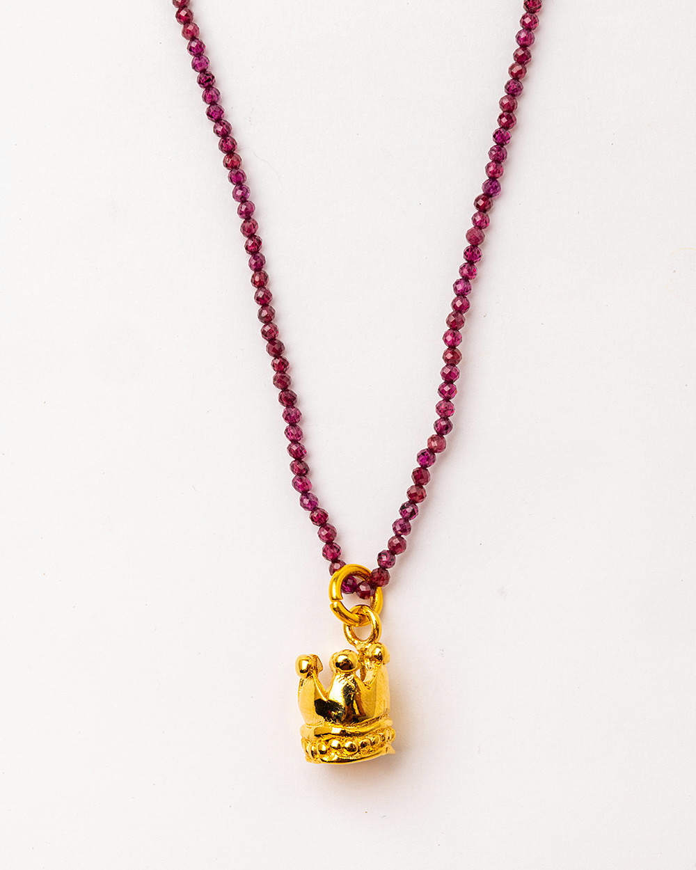 Collar corona bañado en oro con granate rojo