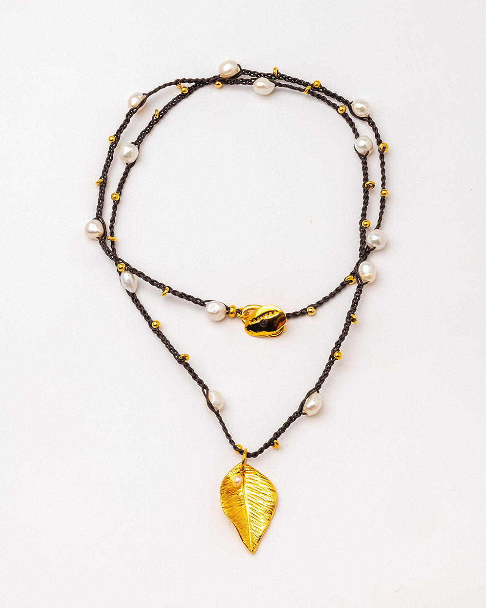Collar largo trenzado oscuro  con perlas y hoja
