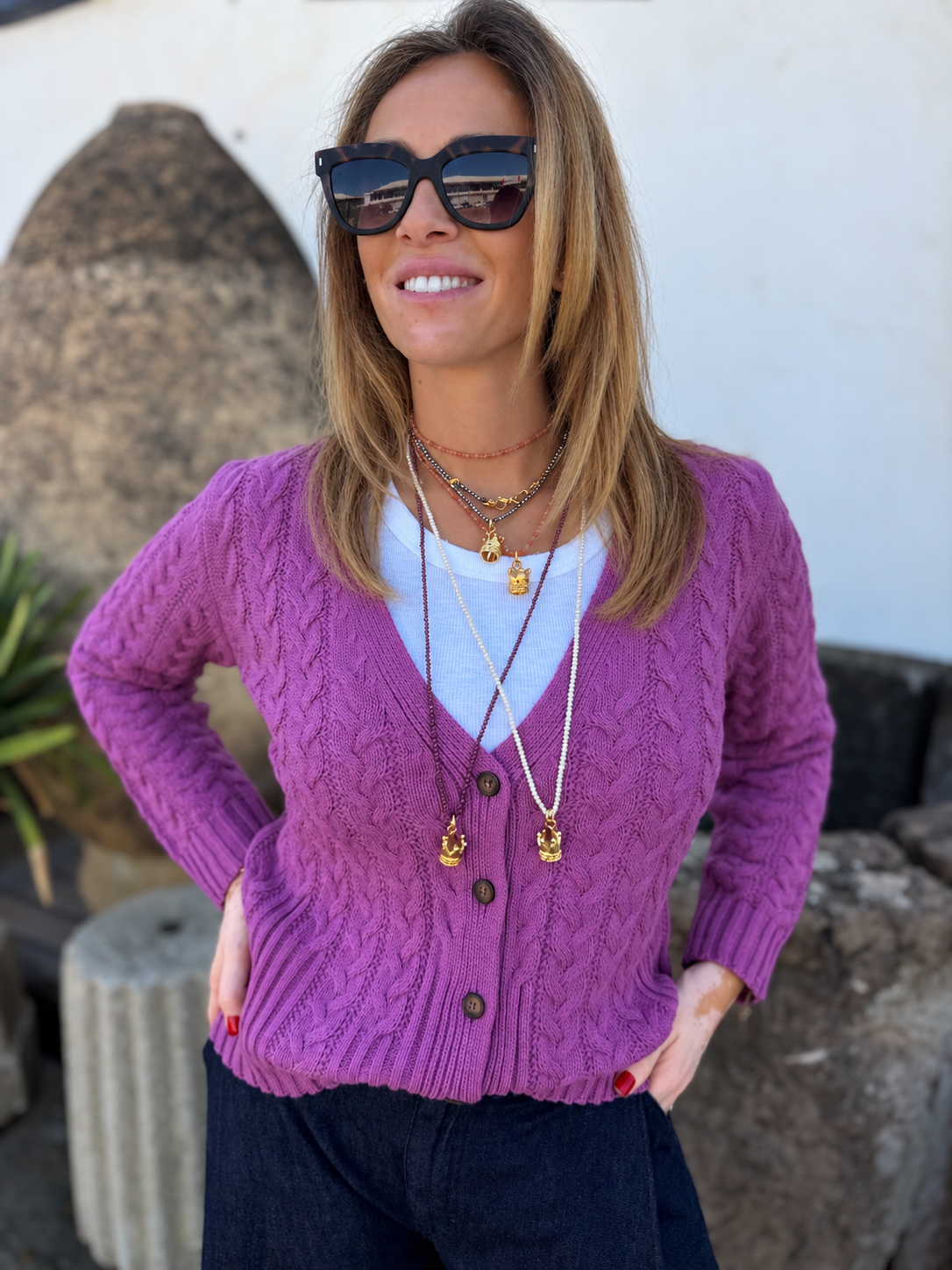 Collar corona bañado en oro con granate rojo