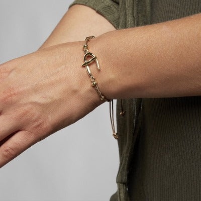 Pulsera trenzada a mano con inicial