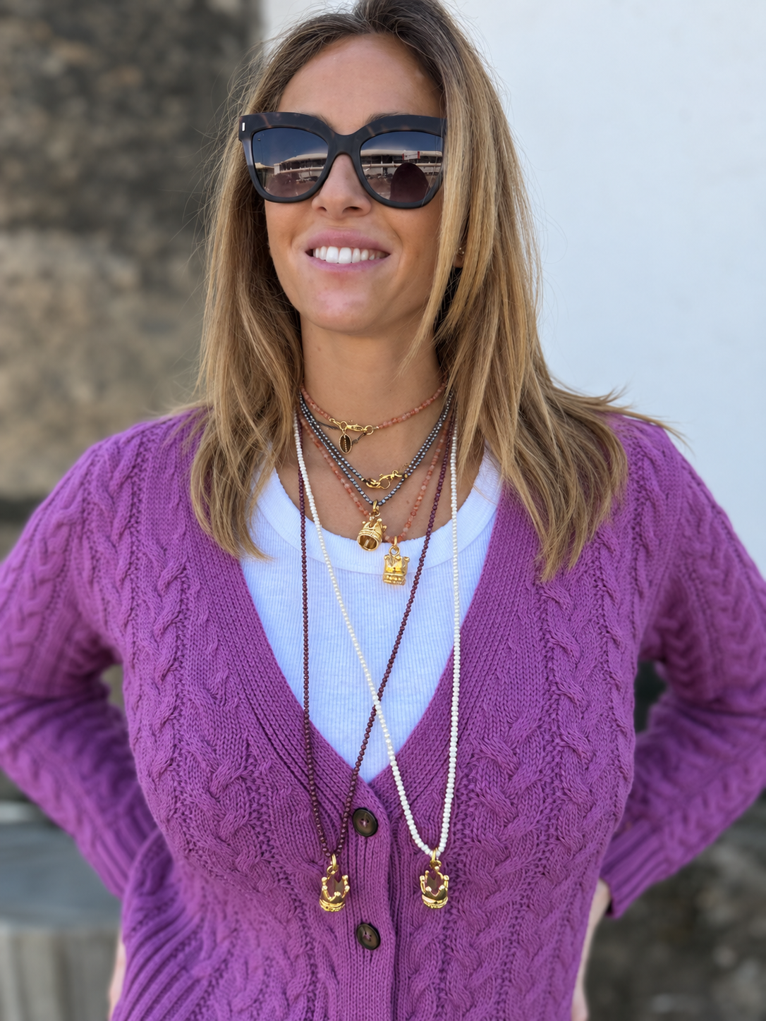 Collar corona bañado en oro con granate rojo