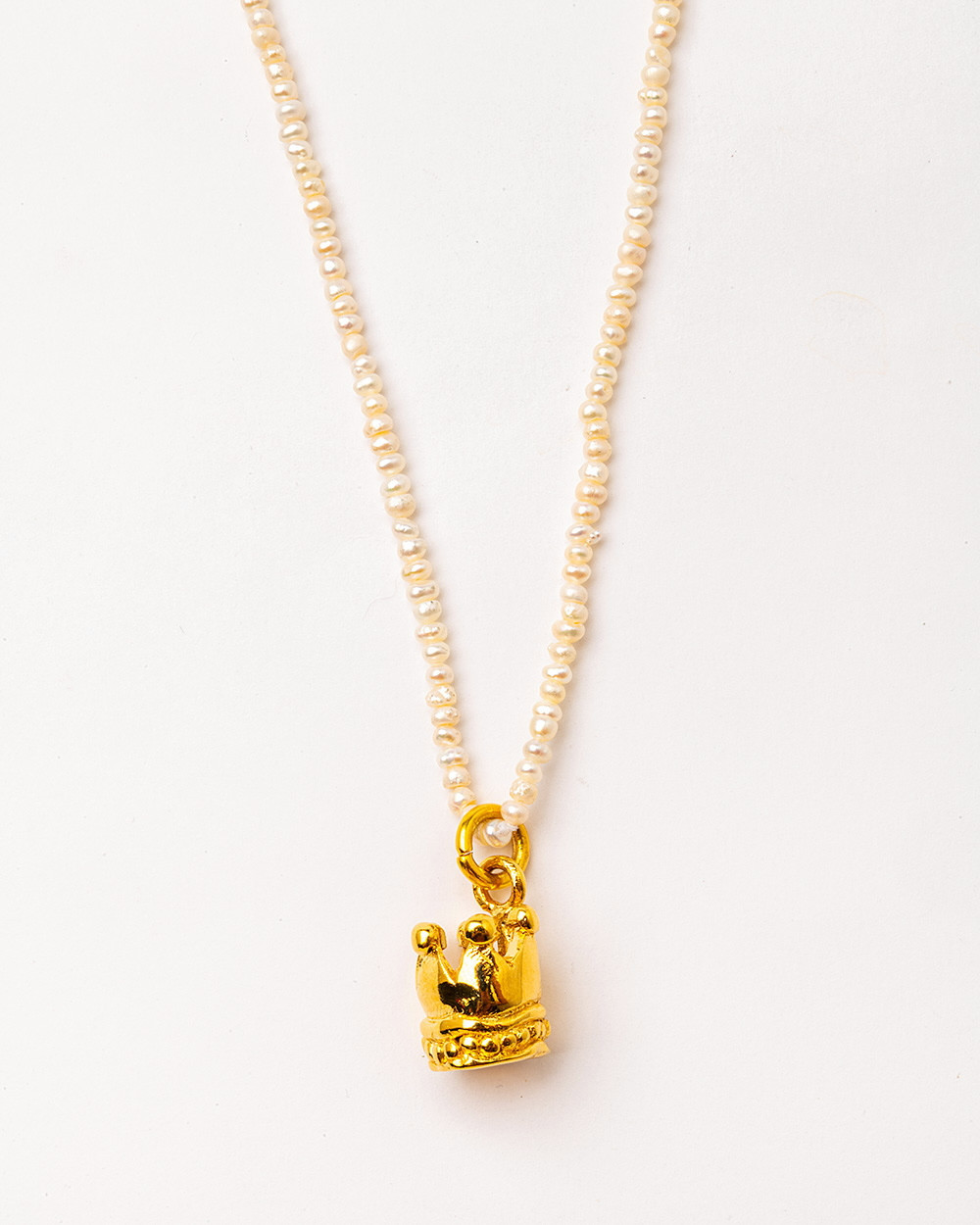 Collar corona bañado en oro con perlas