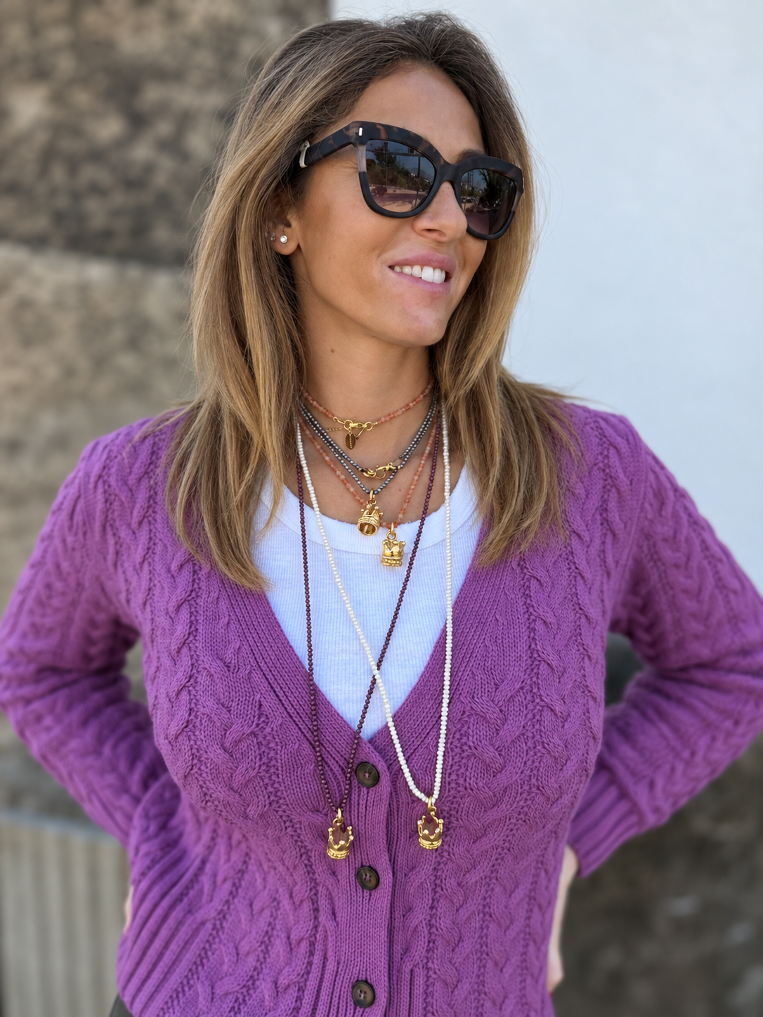 Collar corona bañado en oro con granate rojo