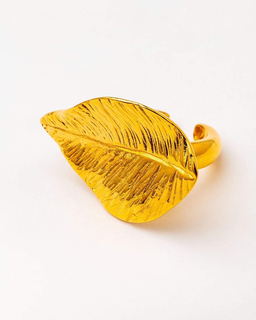 Anillo folia bañado en oro