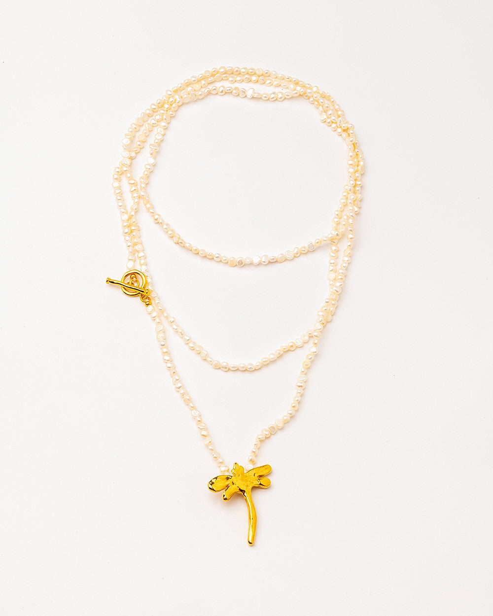 Collar con libélula y perlas