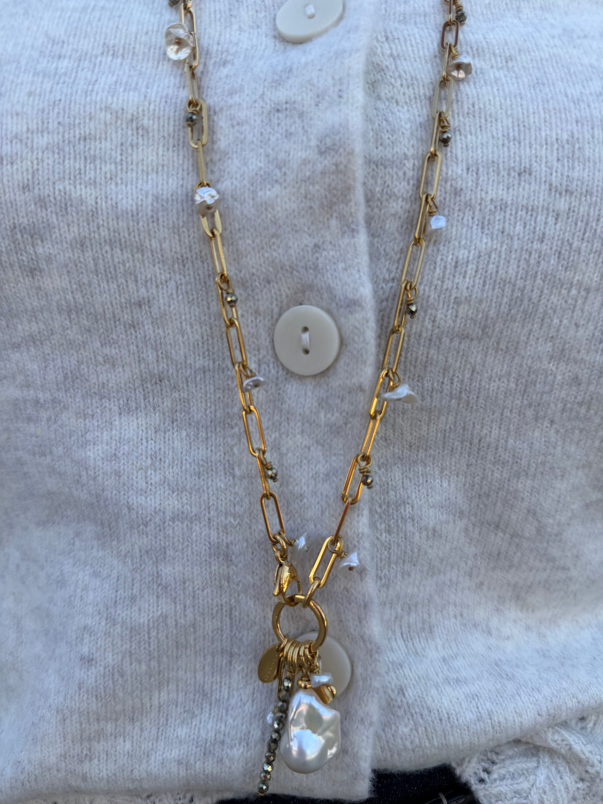 Collar largo con perlas y pirita