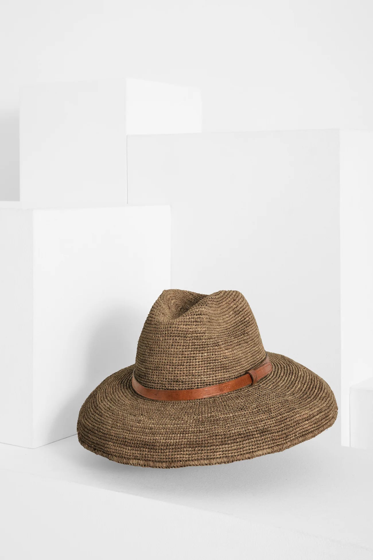Sombrero Safari de rafia dark tea