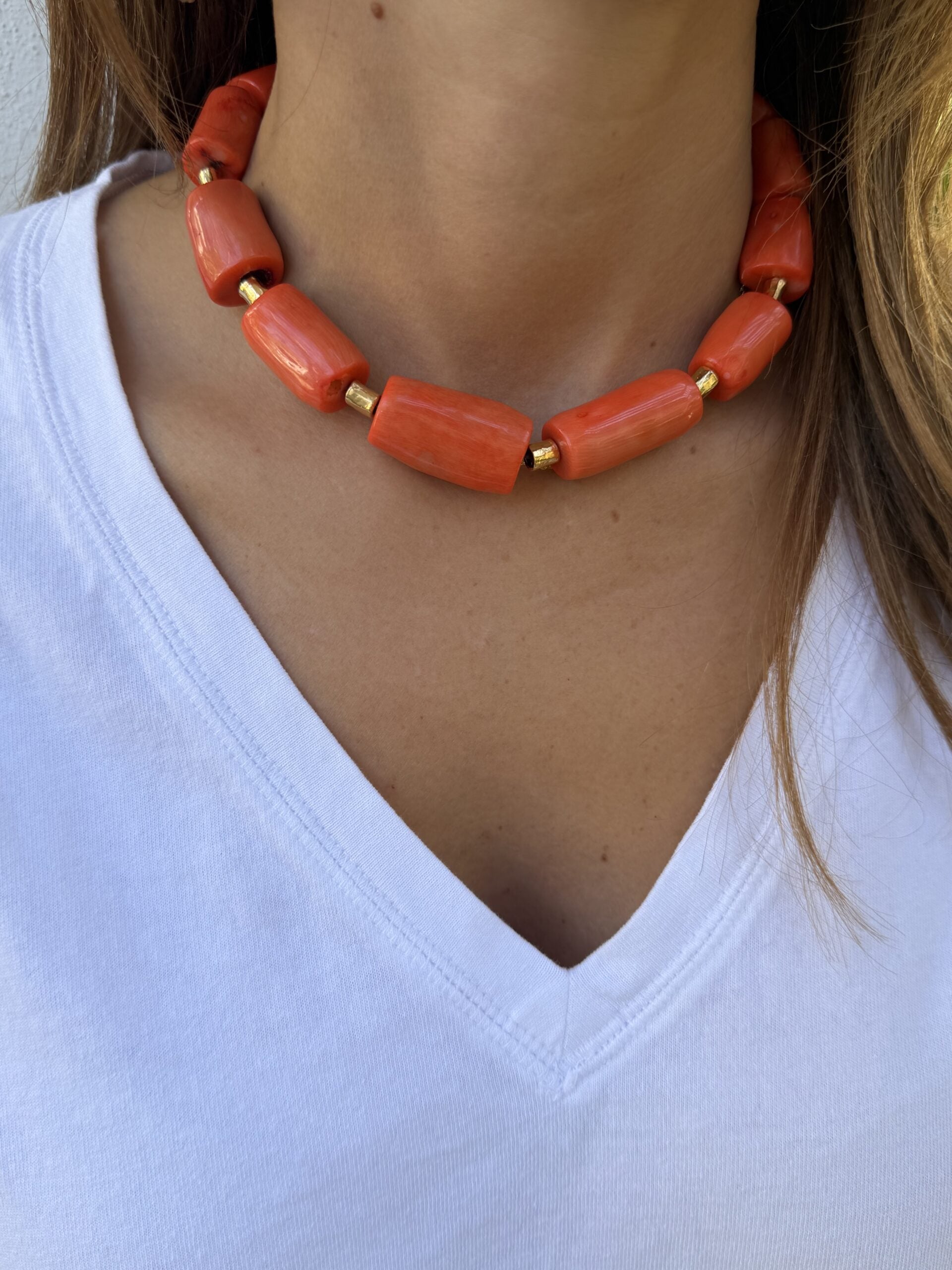 Collar con coral ajustable