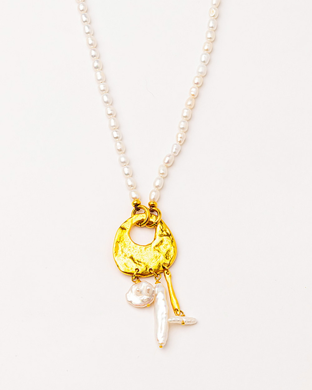 Collar largo con perlas